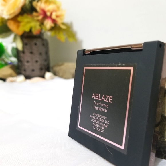 Ablaze - Makeup Geek Highlighter - Picture 3 of 3